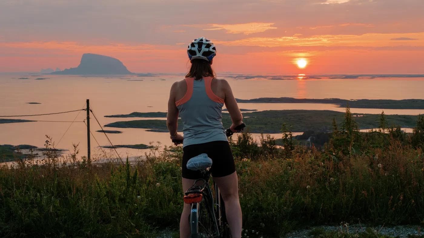 Sykkel_pa_Donnesfjellet_i_midnattssol_HGL_02264_1920_Foto_Kristoffer__Mollevik