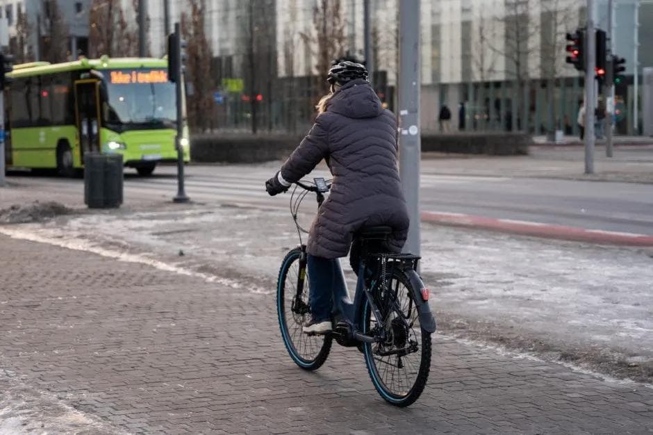 Dame på sykkel bakfra