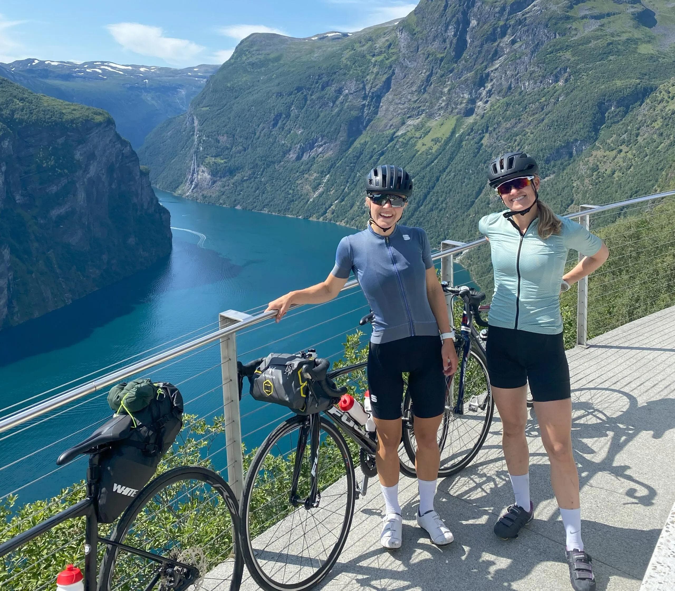 To kvinnelige syklister ved ornesvingen utsiktspunkt i geiranger