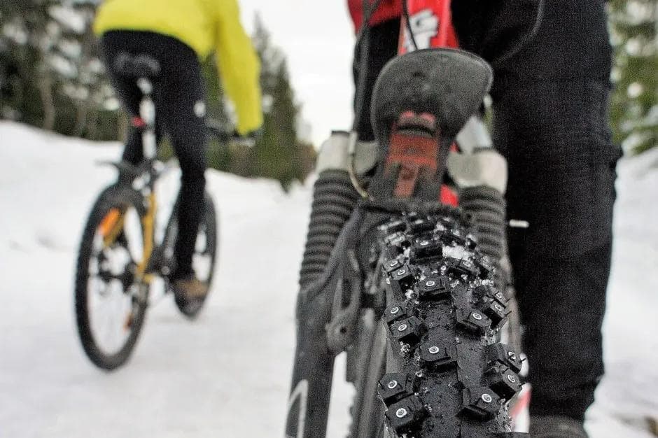 Piggdekkfokus syklister på snø